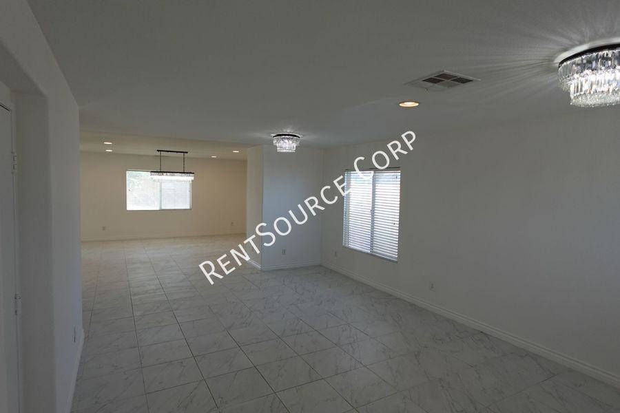 1859 E Kettering St - Photo 4 of 29