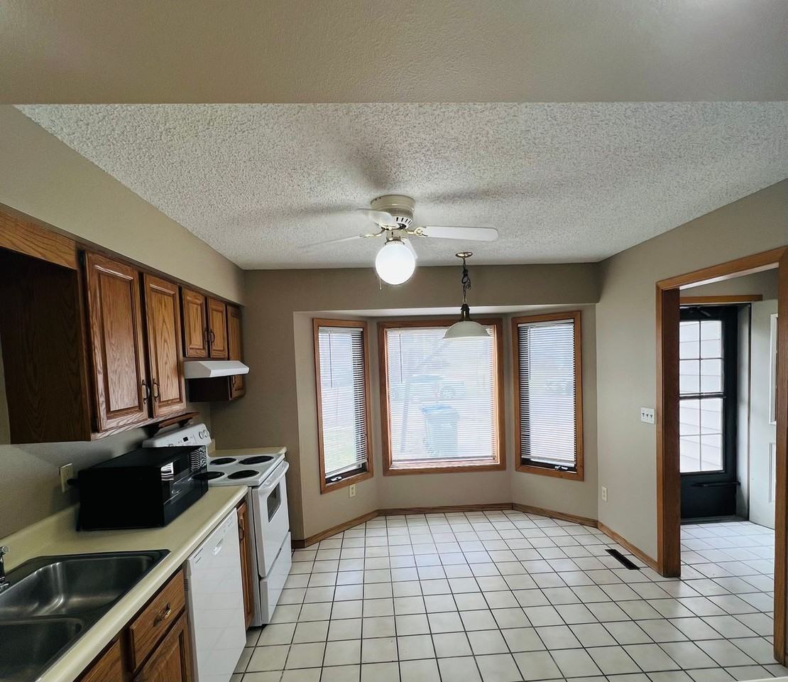 2132 Plaen View Dr - Photo 4 of 19