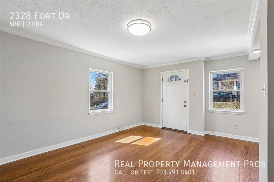 2328 Fort Dr - Photo 3 of 33