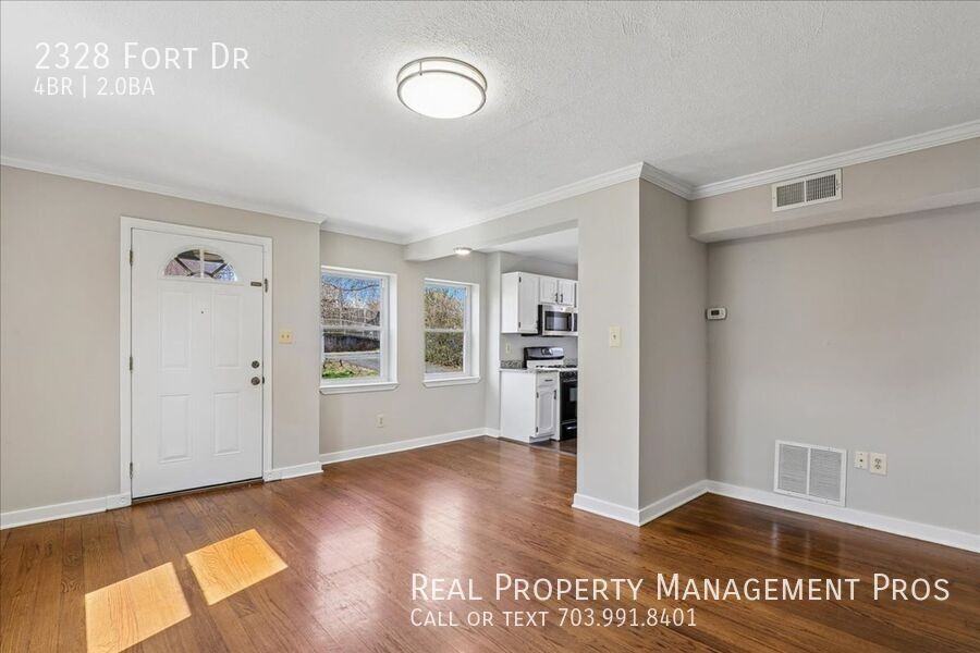 2328 Fort Dr - Photo 5 of 33