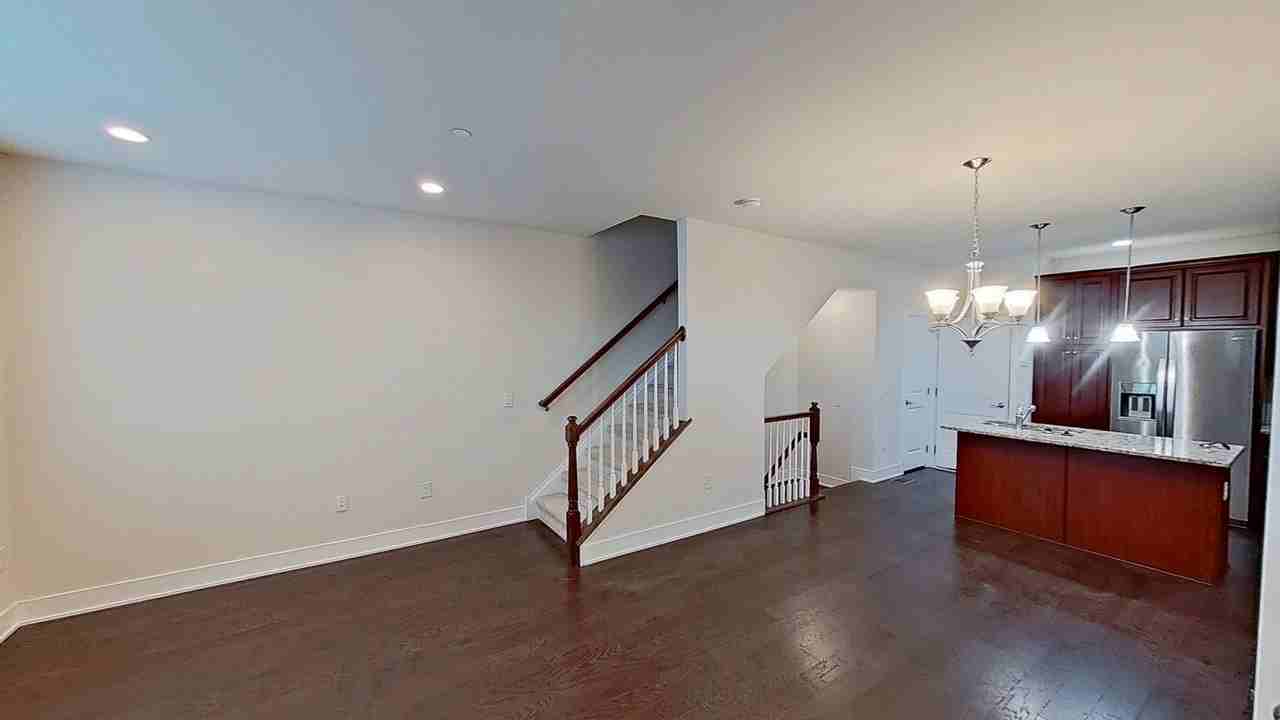 711 Lakeview Ct - Photo 3 of 25