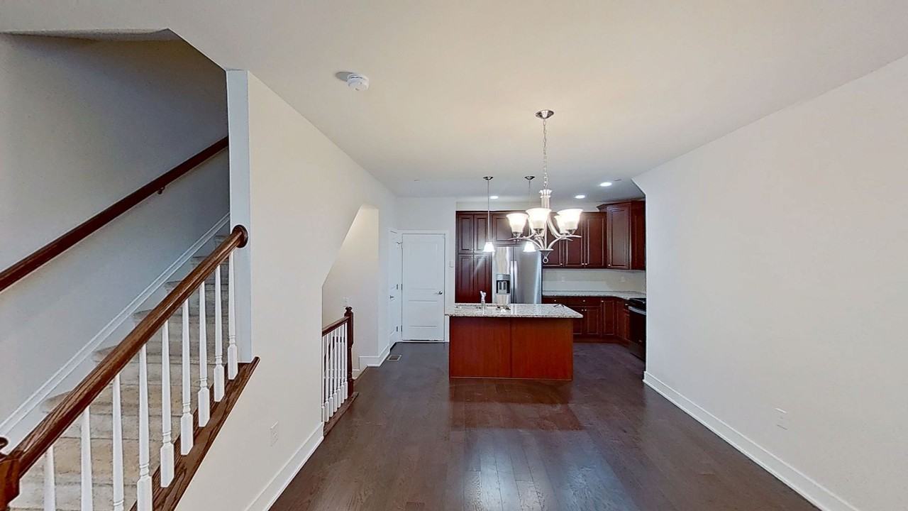 711 Lakeview Ct - Photo 4 of 25