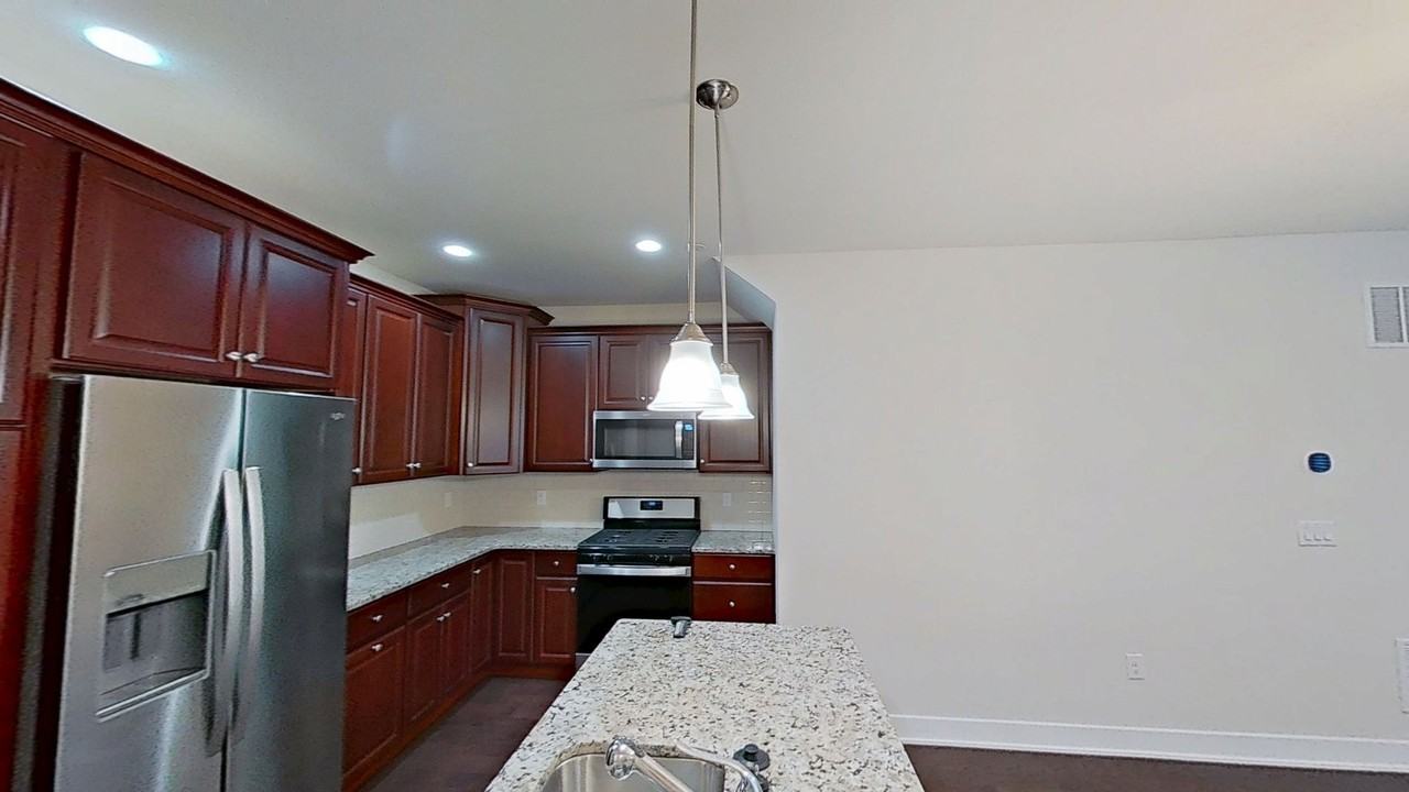 711 Lakeview Ct - Photo 5 of 25