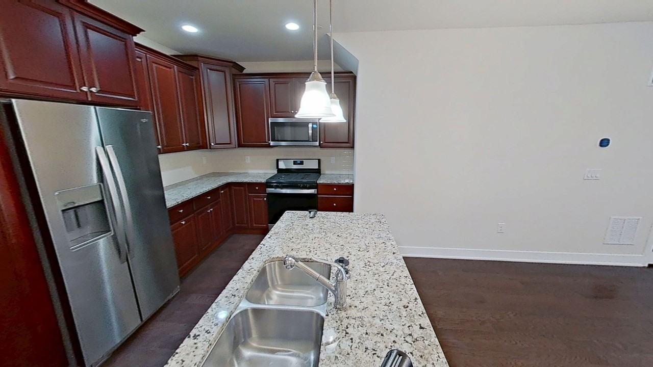 711 Lakeview Ct - Photo 6 of 25