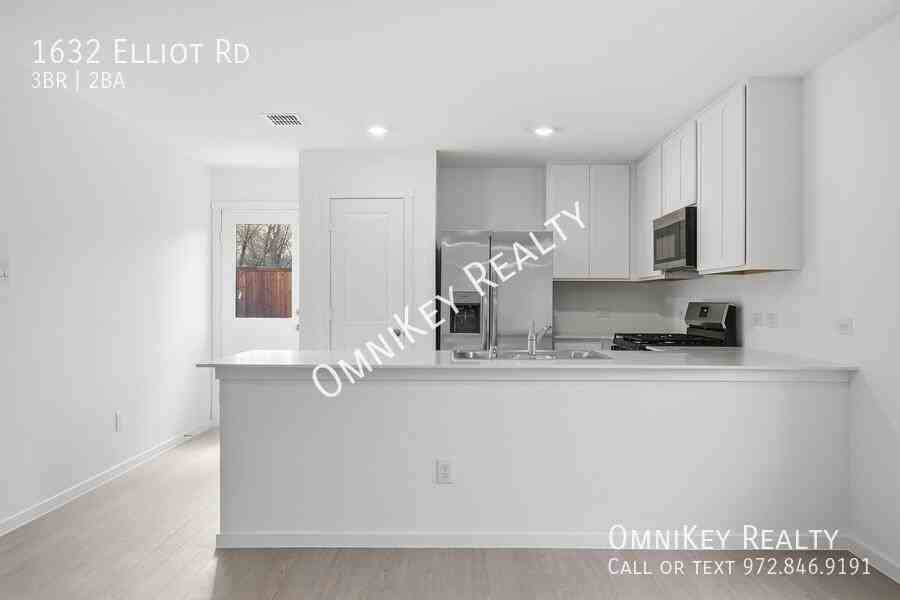1632 Elliot Rd - Photo 3 of 17