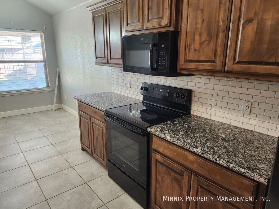 5222 Jarvis St - Photo 4 of 7