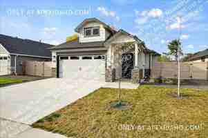 featured image of 1386 W Woodpine St