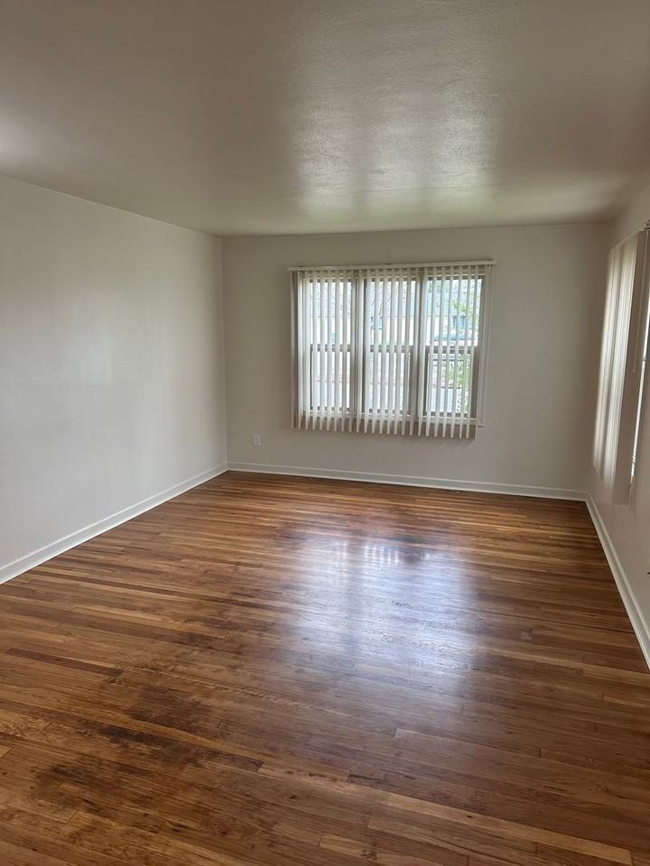 944 10th Ave Sw - Photo 2 of 10