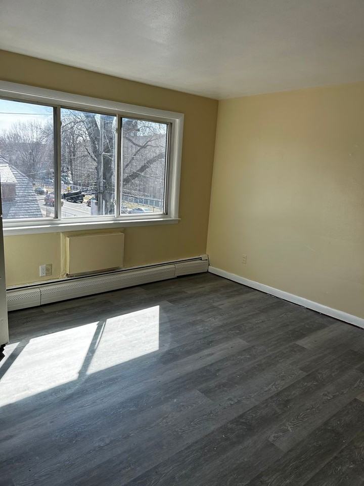 90 Catherine Street - Photo 3 of 8