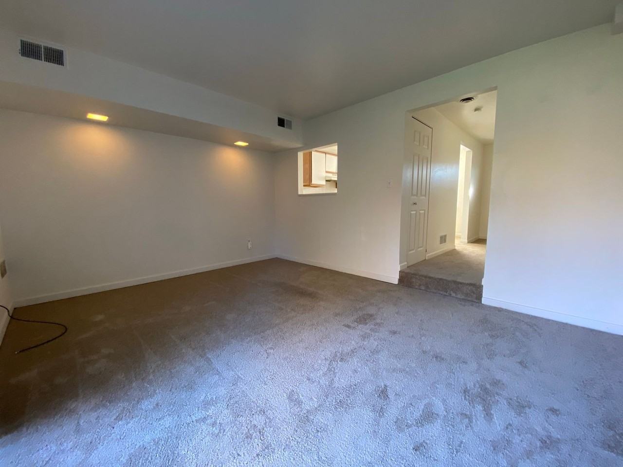 704 Hemlock Sq - Photo 2 of 10