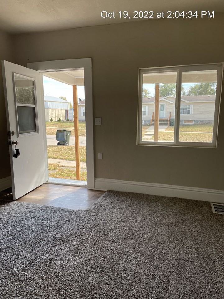 912 Rawson St - Photo 5 of 16