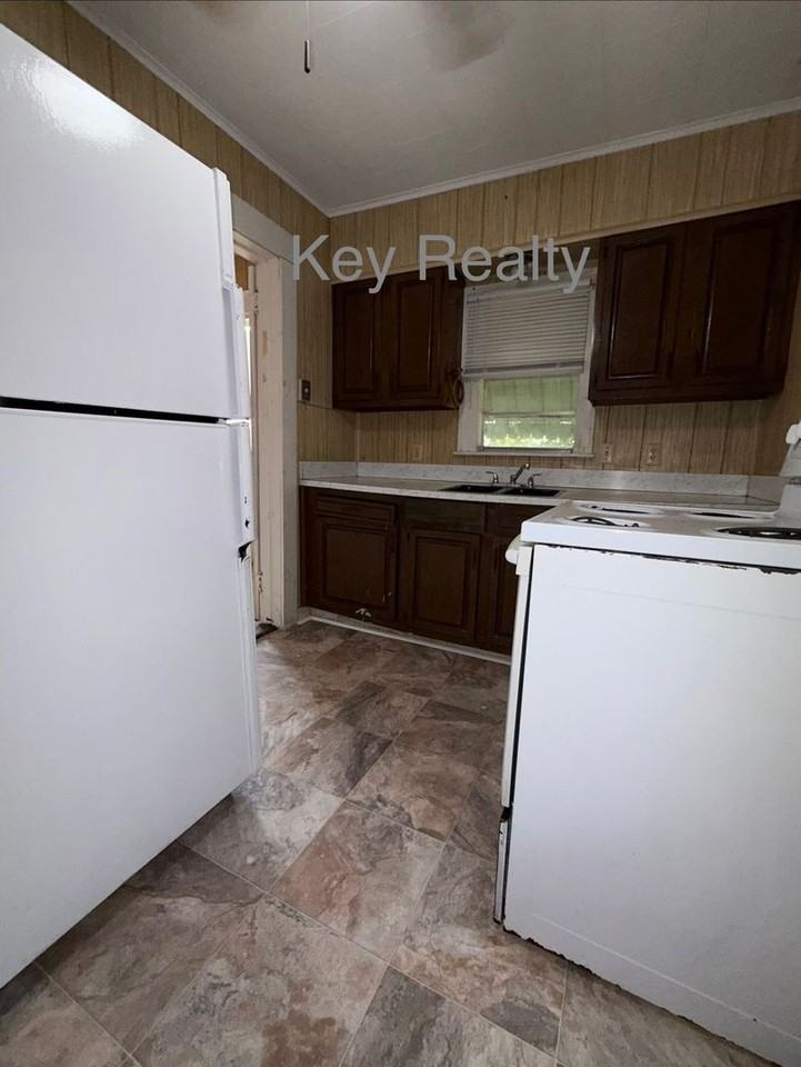 1005 Edenborne St - Photo 2 of 3