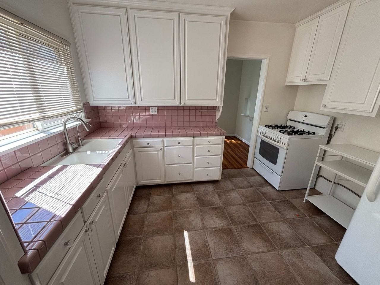 214 S Bonita St - Photo 3 of 12