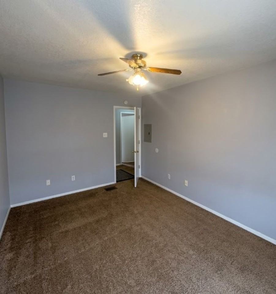 1105 Leslie Cir #B - Photo 7 of 8