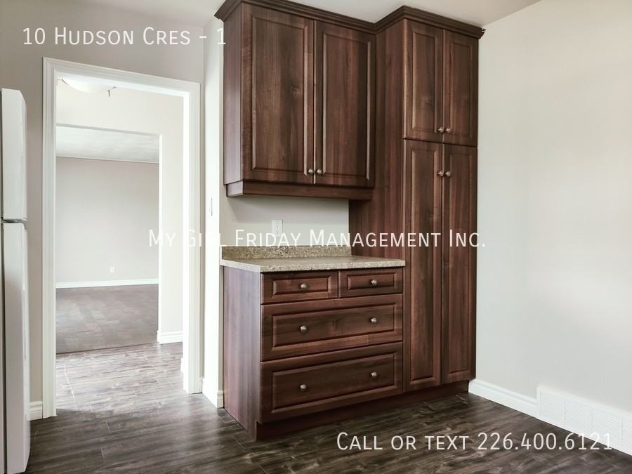 10 Hudson Cres #1 - Photo 5 of 17