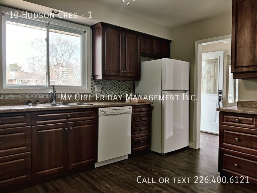 10 Hudson Cres #1 - Photo 6 of 17