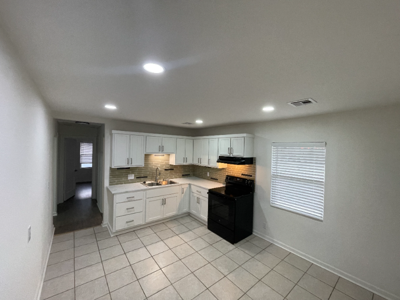 1526 N Oswego Ave - Photo 3 of 17