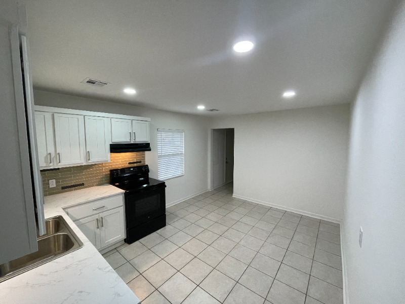 1526 N Oswego Ave - Photo 4 of 17