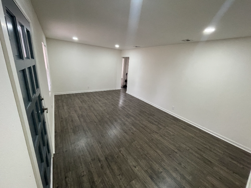 1526 N Oswego Ave - Photo 7 of 17