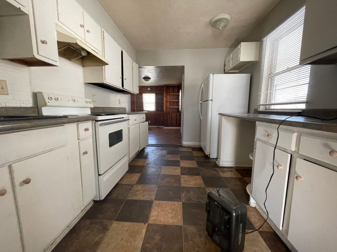 1906 E 25th St - Photo 4 of 11