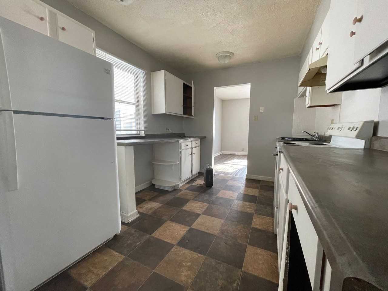 1906 E 25th St - Photo 5 of 11