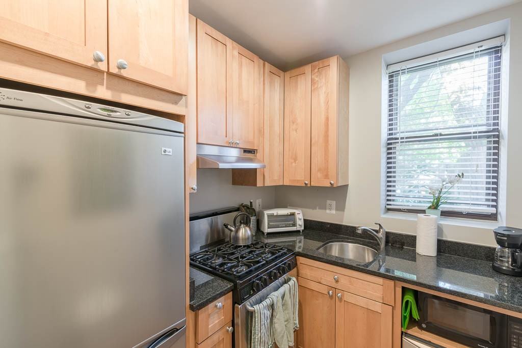 116 N Carolina Ave Se #103 - Photo 4 of 6