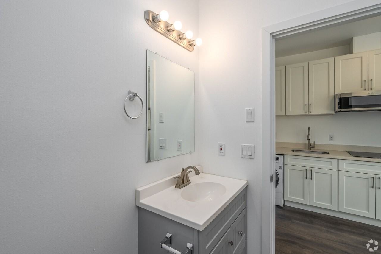 Modern Wallingford Studios with Parking, Transit Access & Pet - Photo 7 of 22