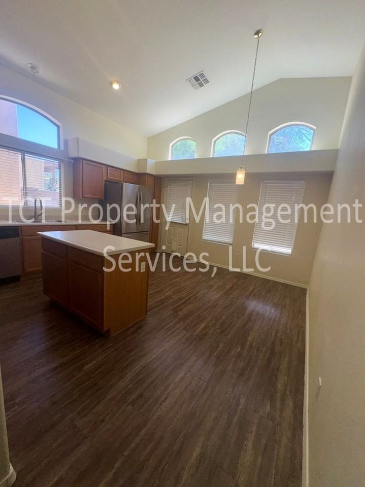 10529 W Almeria Rd - Photo 3 of 13