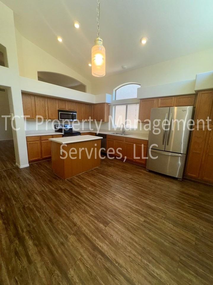 10529 W Almeria Rd - Photo 4 of 13