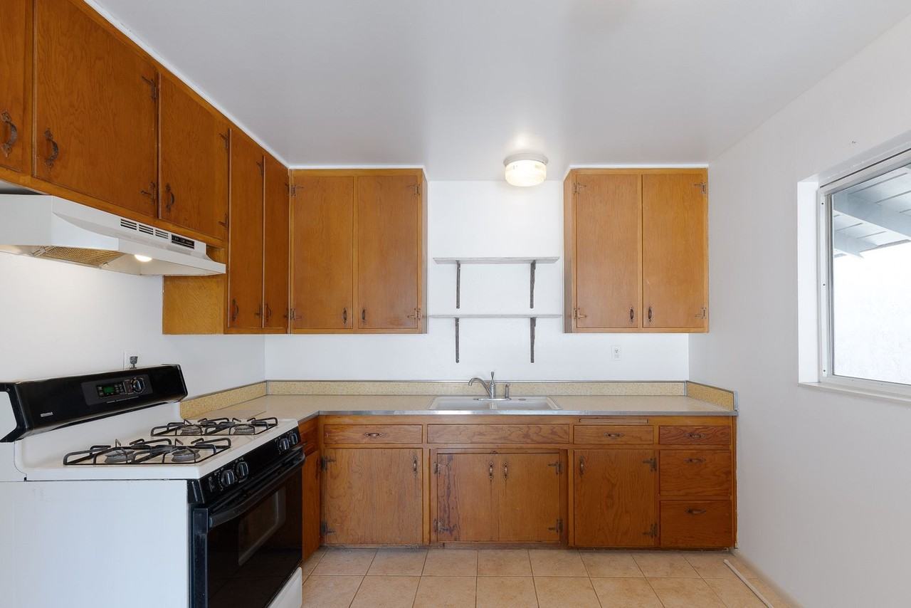 137 Simi Ave - Photo 7 of 17