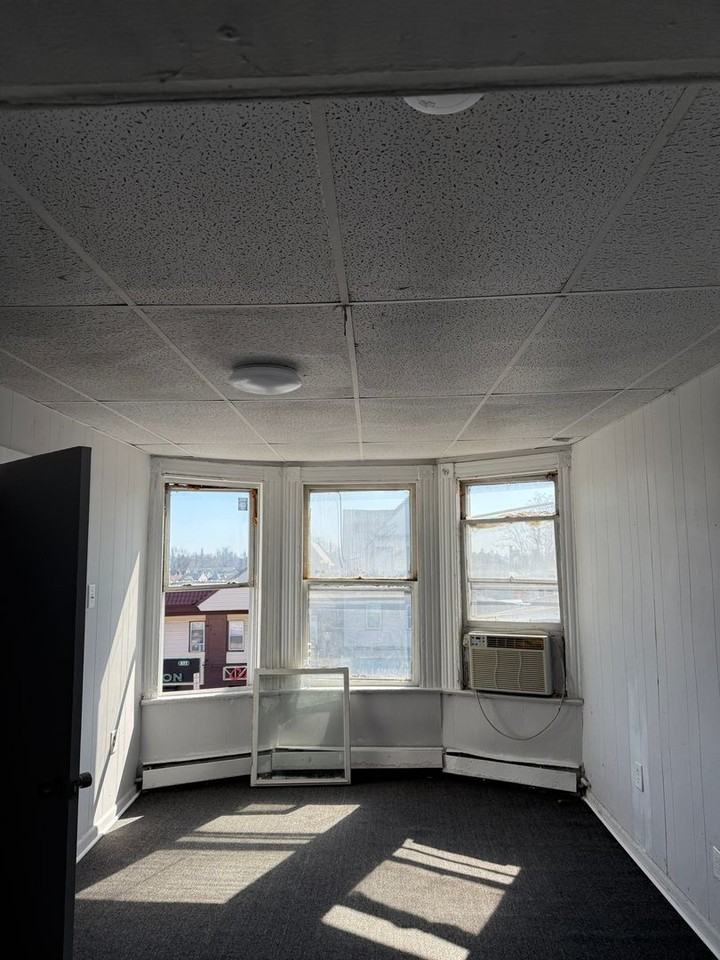 674 Mount Prospect Ave - Photo 3 of 8