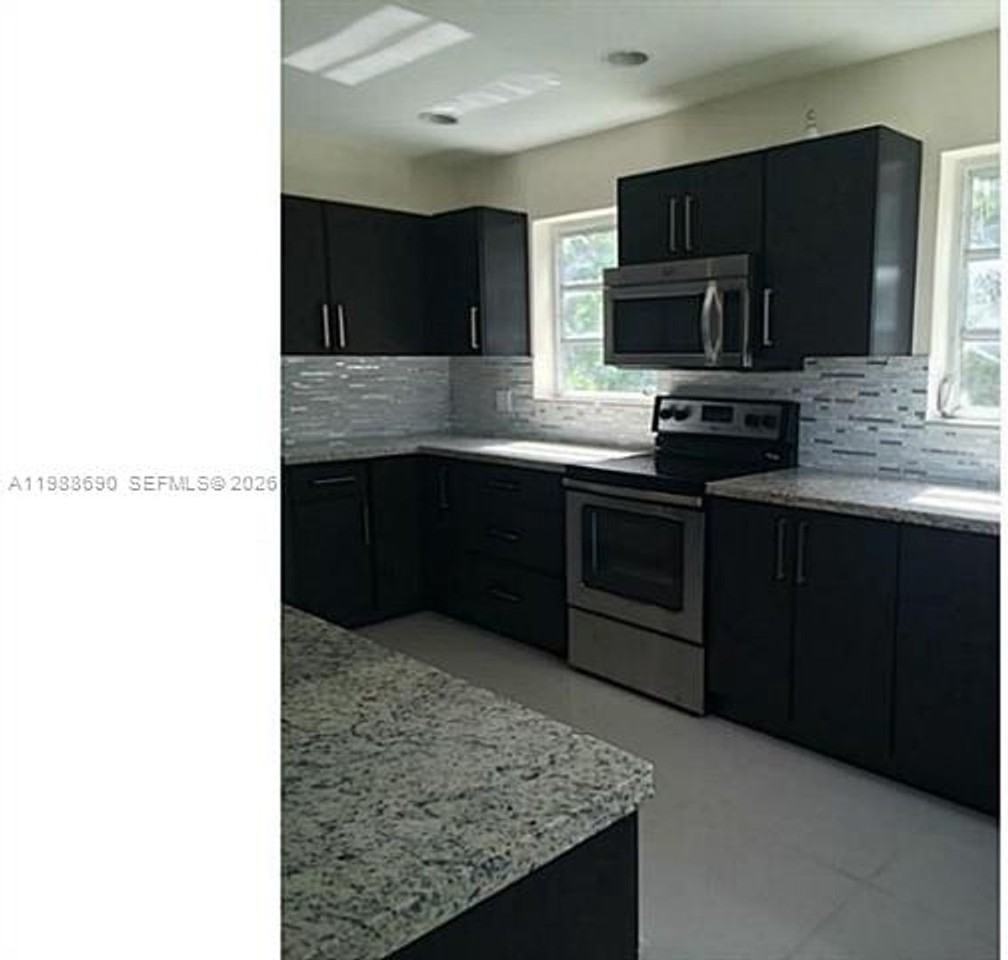 740 Ne 179th Ter - Photo 3 of 32