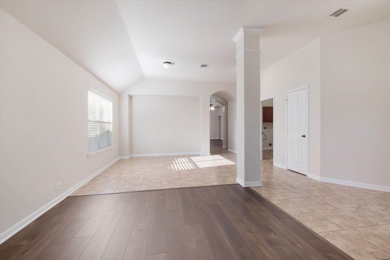 26751 Trinity Hl - Photo 3 of 19