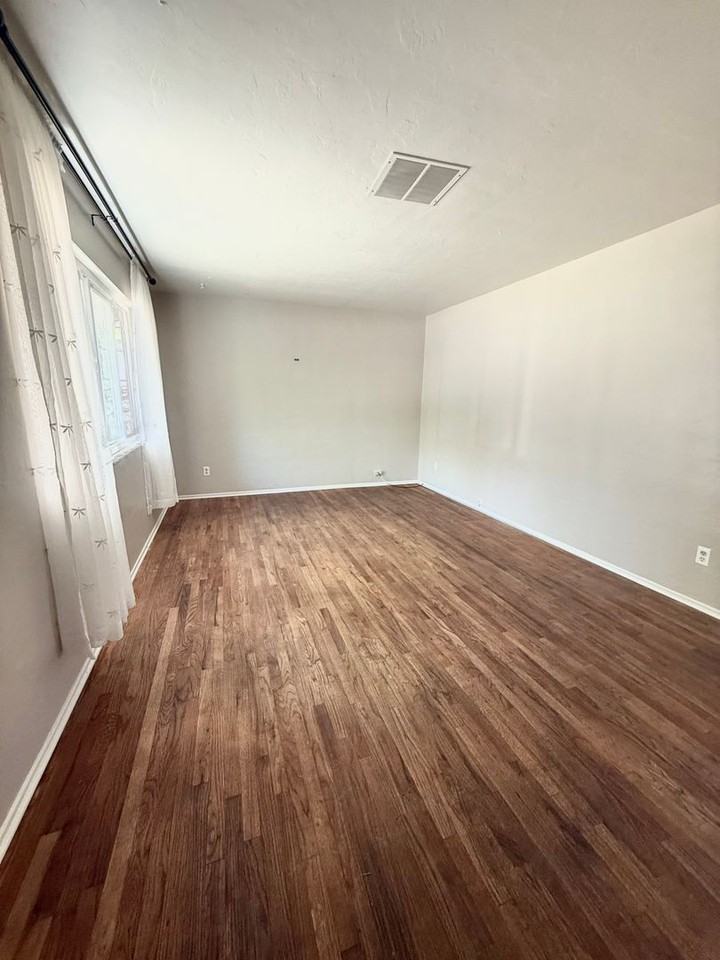 415 11th St - Photo 2 of 20