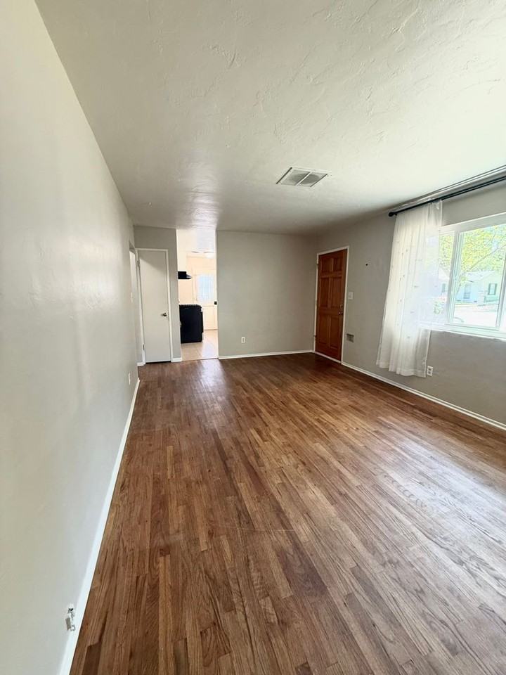 415 11th St - Photo 3 of 20