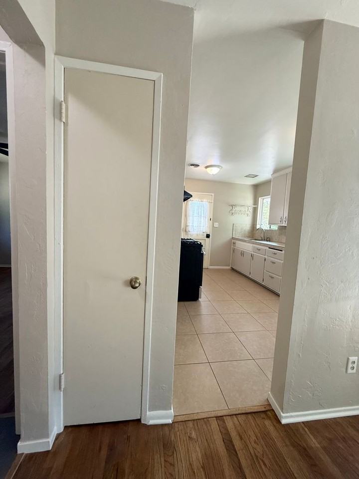 415 11th St - Photo 4 of 20