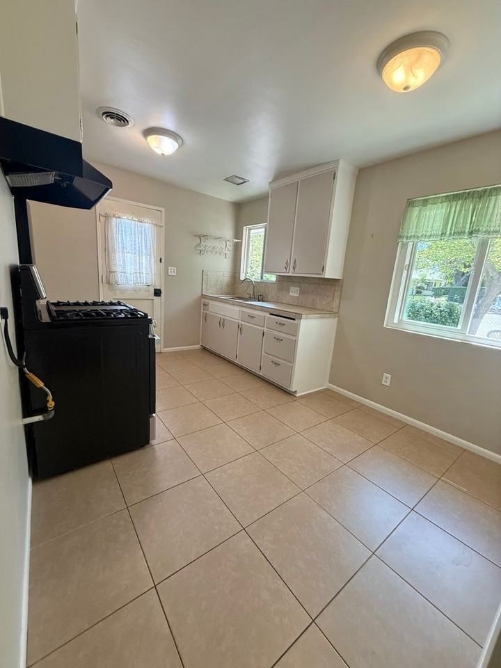 415 11th St - Photo 5 of 20