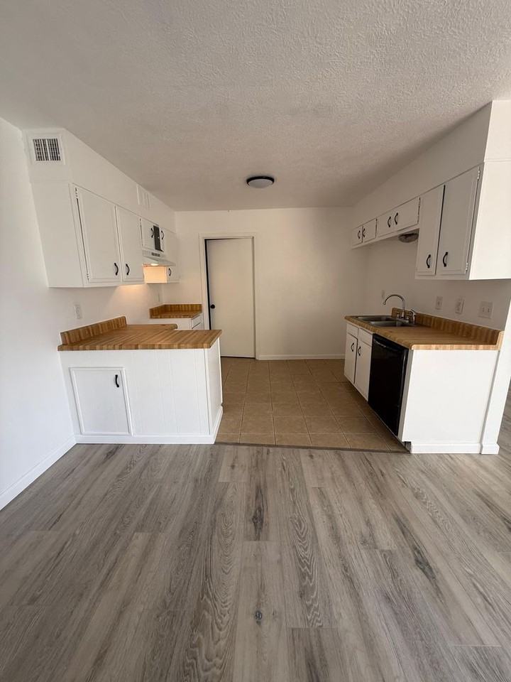 6095 Fairmeadow St - Photo 2 of 10