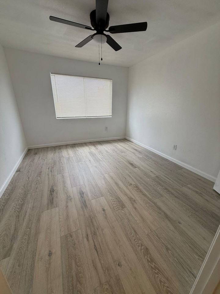 6095 Fairmeadow St - Photo 3 of 10