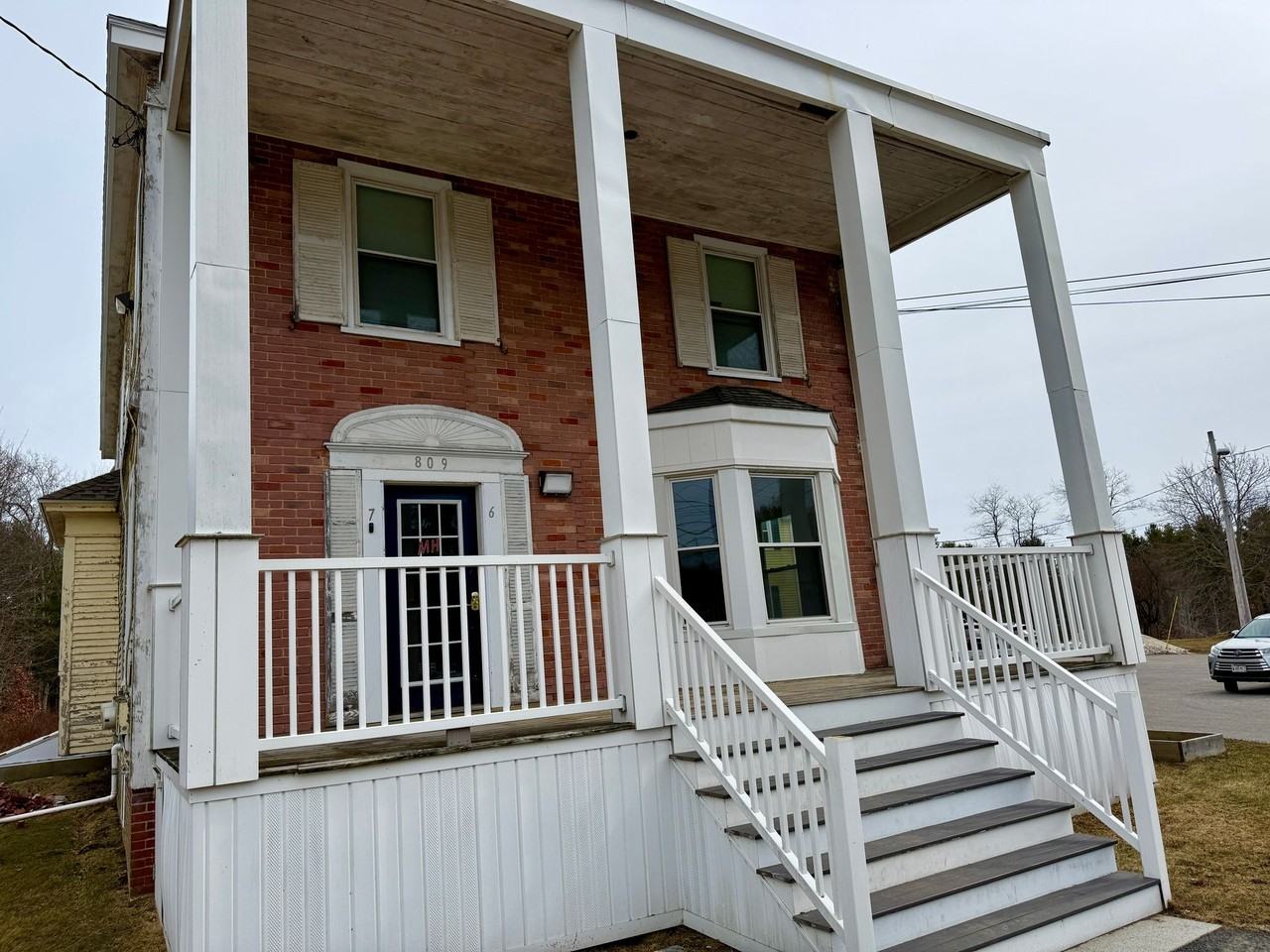 Well maintained inside and out - Photo 2 of 44