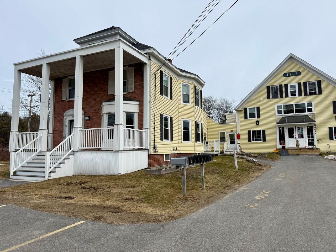 Well maintained inside and out - Photo 3 of 44