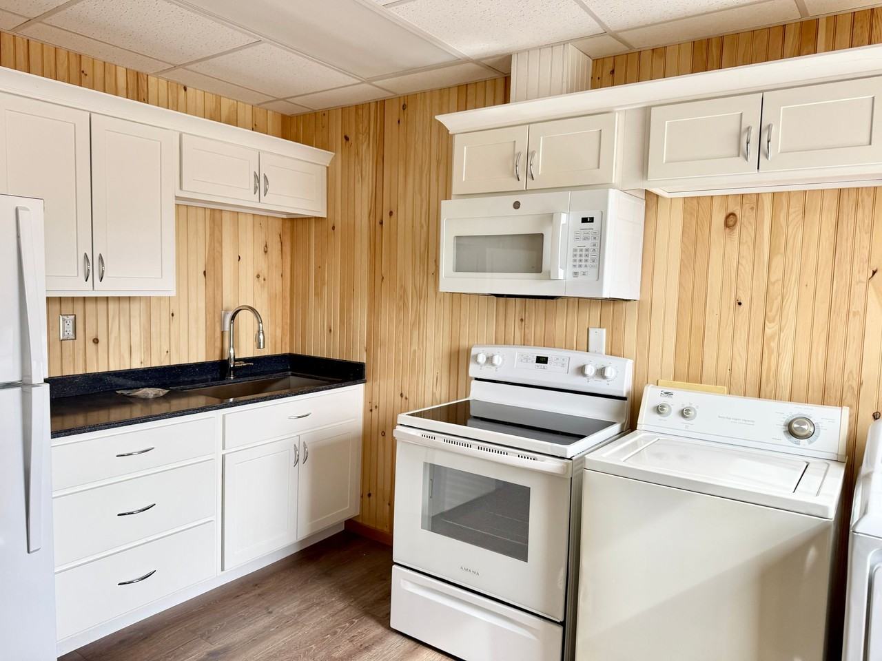 Well maintained inside and out - Photo 4 of 44