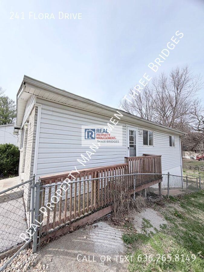 241 Flora Dr - Photo 2 of 16