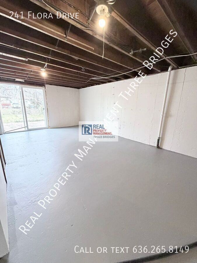 241 Flora Dr - Photo 3 of 16