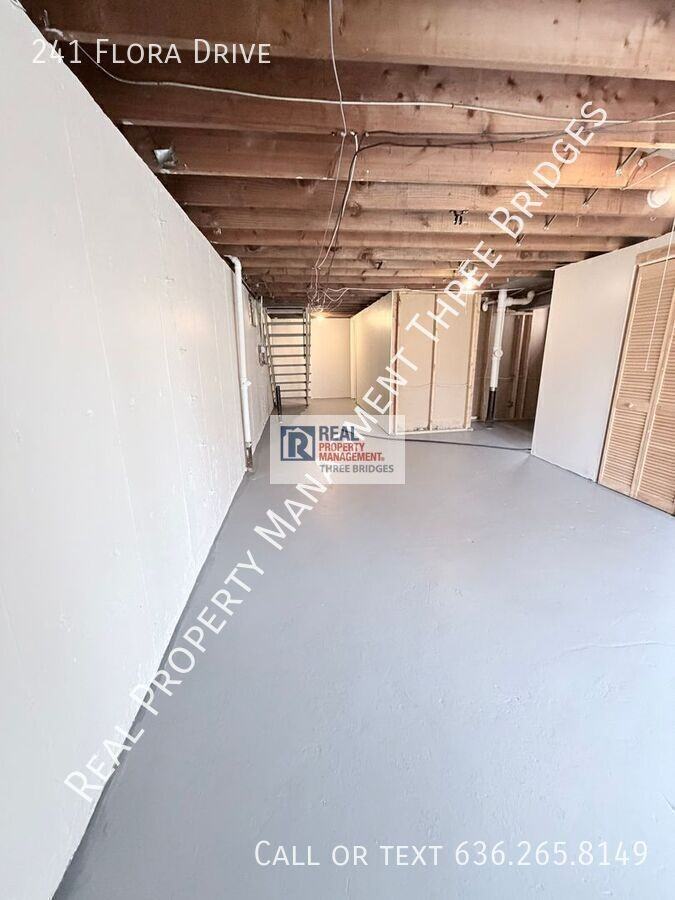 241 Flora Dr - Photo 4 of 16