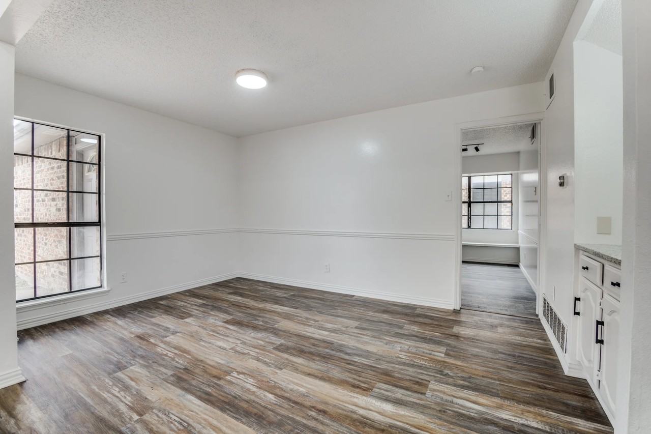 434 Wellington Dr - Photo 2 of 16