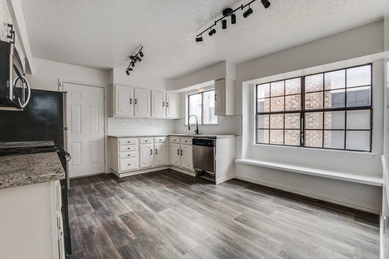 434 Wellington Dr - Photo 3 of 16