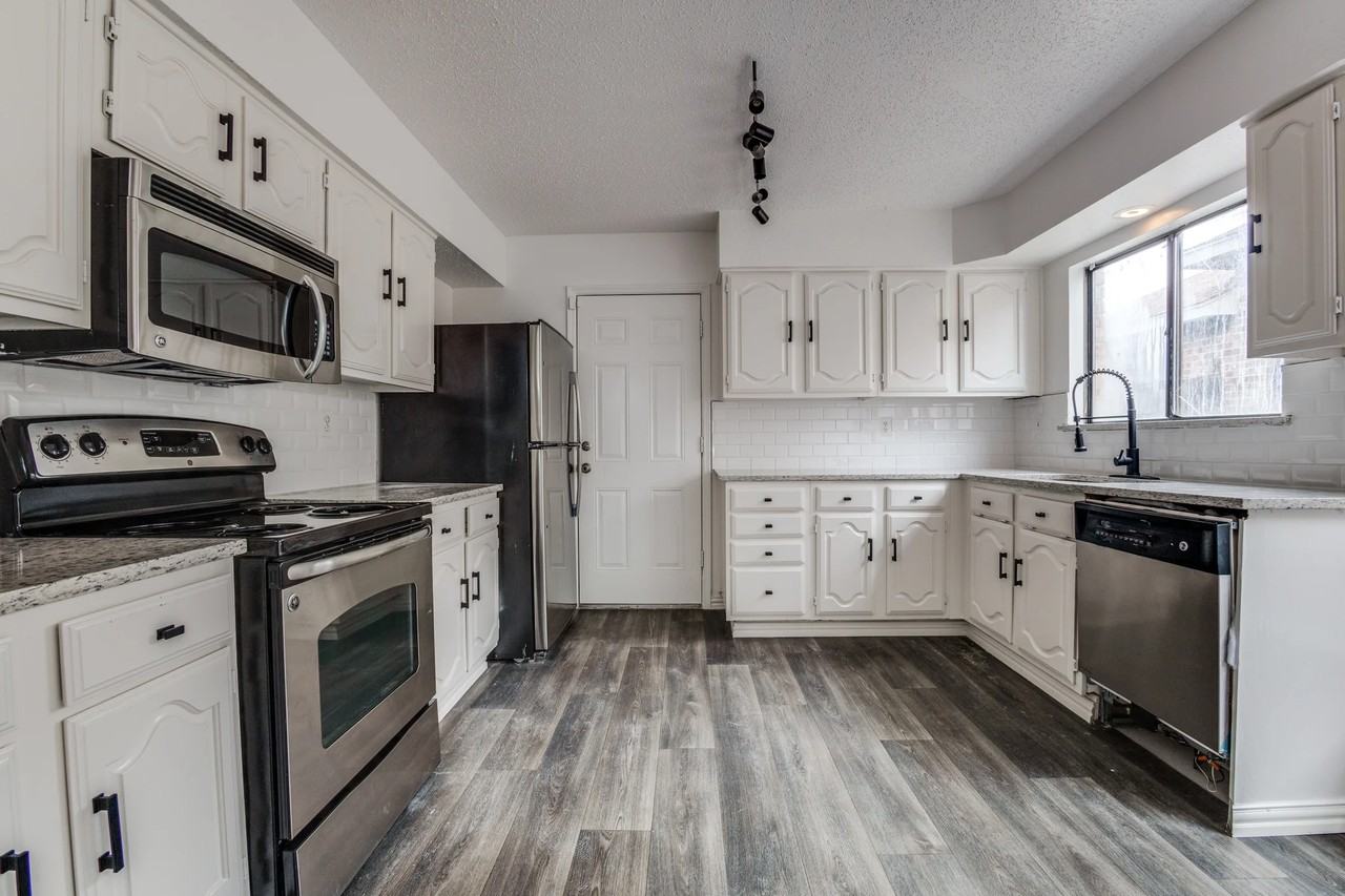 434 Wellington Dr - Photo 4 of 16