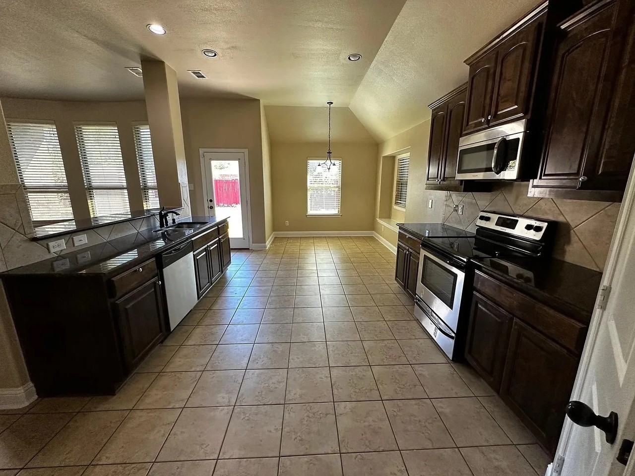 528 Stockton Dr - Photo 5 of 18