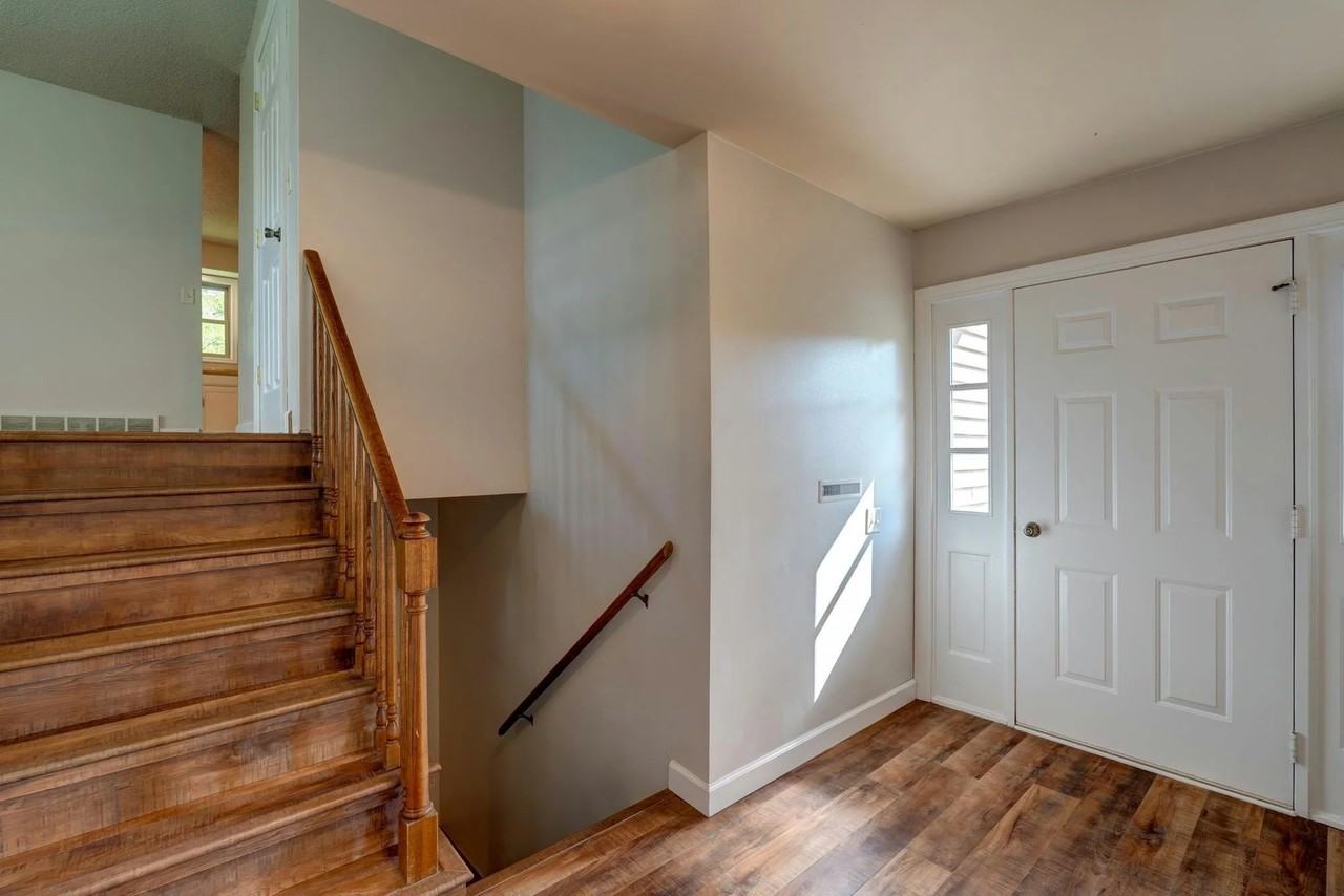 390 Columbus Ct - Photo 2 of 20